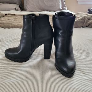 Heeled low Boot
